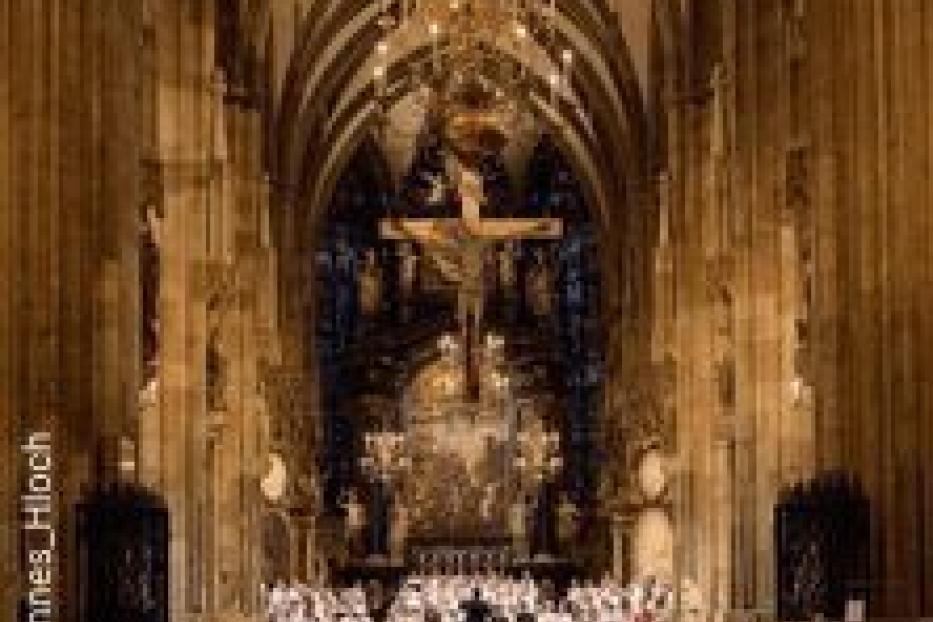 Blick in den Innenraum des Stephansdoms in Wien mit Chor und Publikum.
