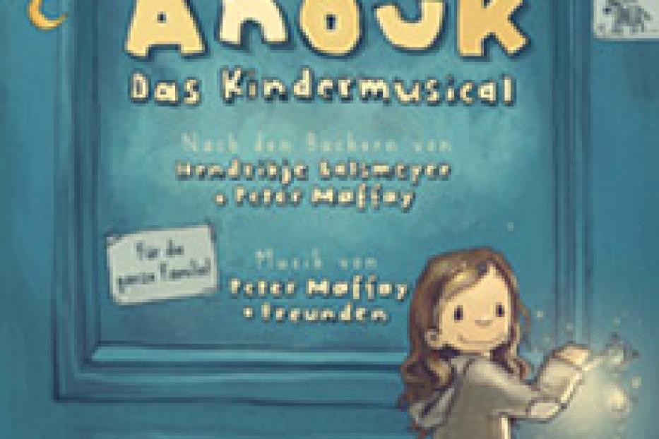 Das Cover des Kindermusicals „Anouk“ mit einer Illustration eines kleinen Mädchens vor einer blauen Tür.