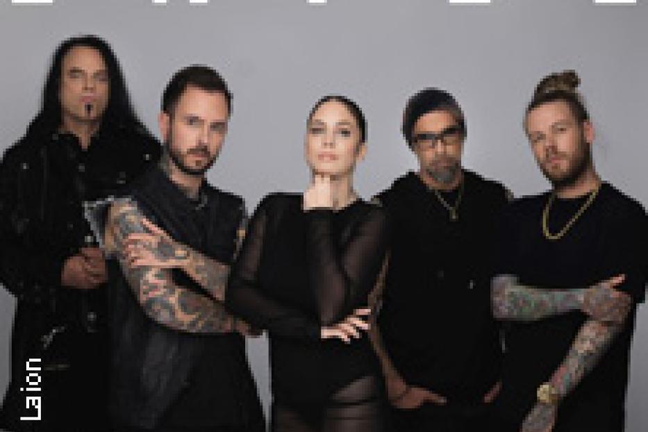 Die Band LaFee posiert vor einem grauen Hintergrund.