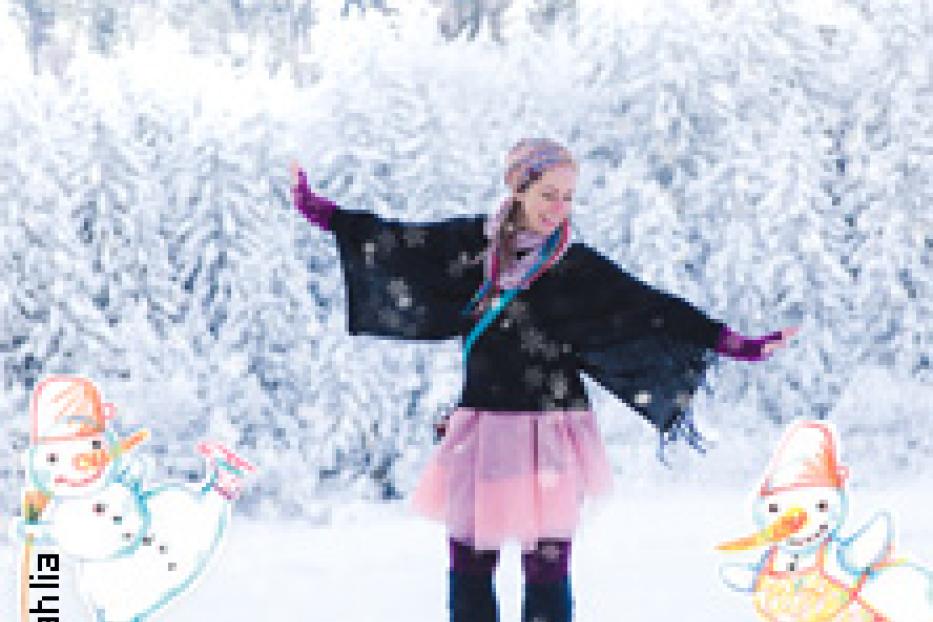 Eine junge Frau steht auf Schlittschuhen im Schnee, umgeben von gezeichneten Schneemännern.