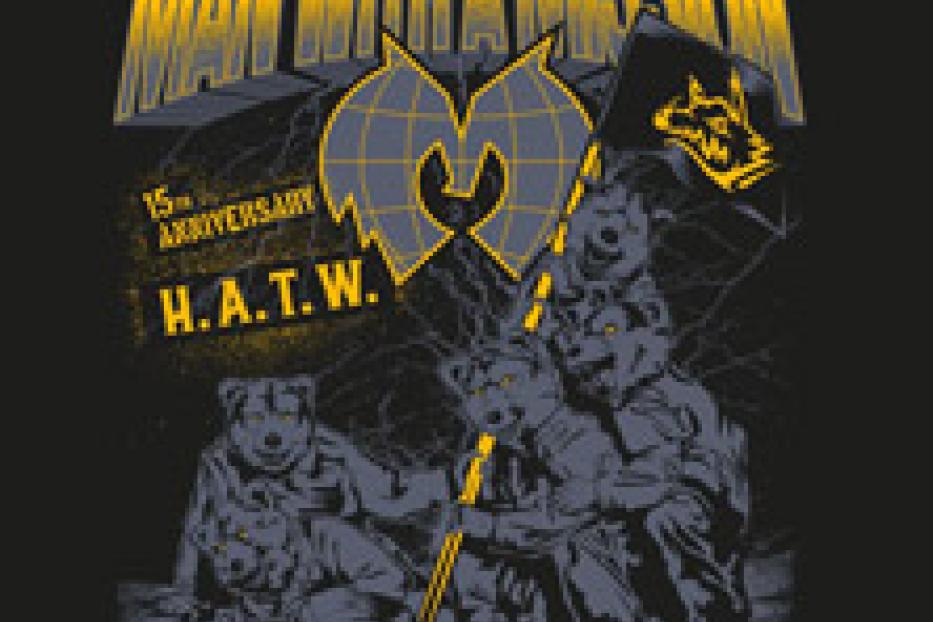 Ein T-Shirt mit dem Aufdruck „Man With A Mission 15th Anniversary H.A.T.W.“ und Wolfsmaskottchen.