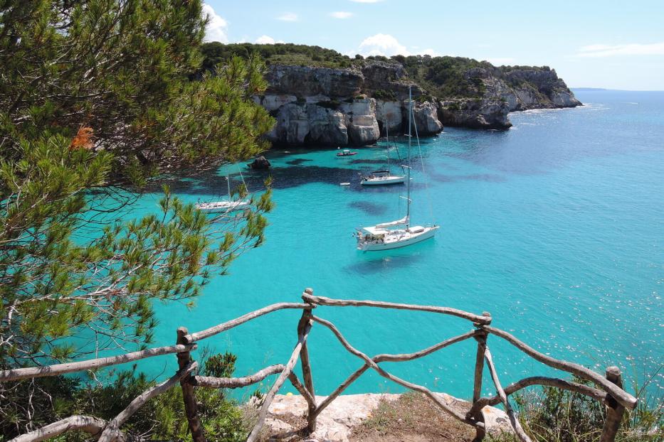 Cala Macarella an der Südküste Menorcas