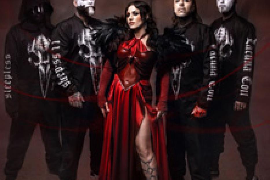 Die Band Lacuna Coil posiert in dunkler Kleidung für ein Gruppenfoto.