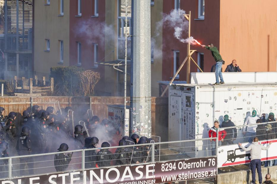 Eskalation in Hartberg mit Rapid-Fans vor dem Anpfiff