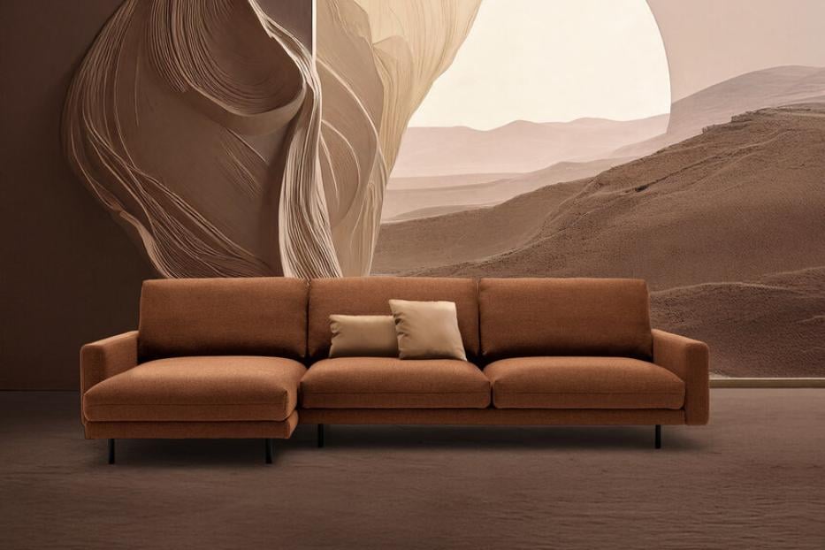 Eine Melange aus warmen Erdtönen, die Eleganz verspricht. Ein cognacfarbenes Sofa ist ein Highlight in jedem Raum. Von Rolf Benz, rolf-benz.com 