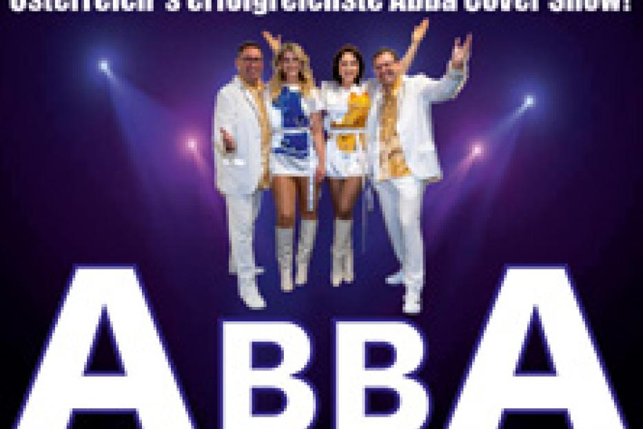 Werbeplakat für eine ABBA-Coverband mit vier Mitgliedern in weißen Kostümen.