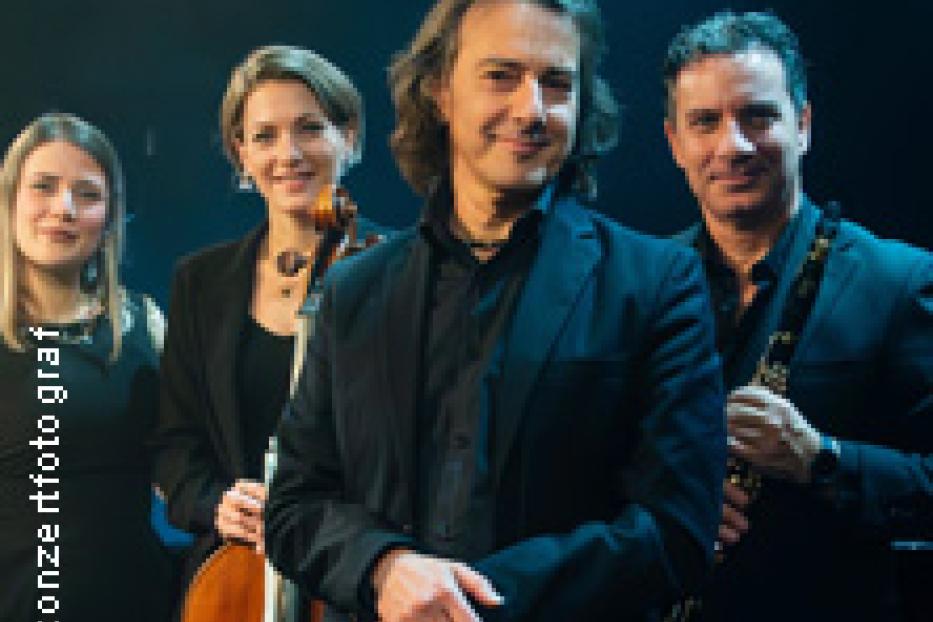 Eine Musikgruppe mit vier Mitgliedern posiert für ein Foto.