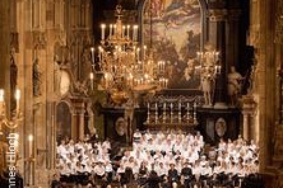 Ein Chor und ein Orchester treten in einer reich verzierten Kirche auf.