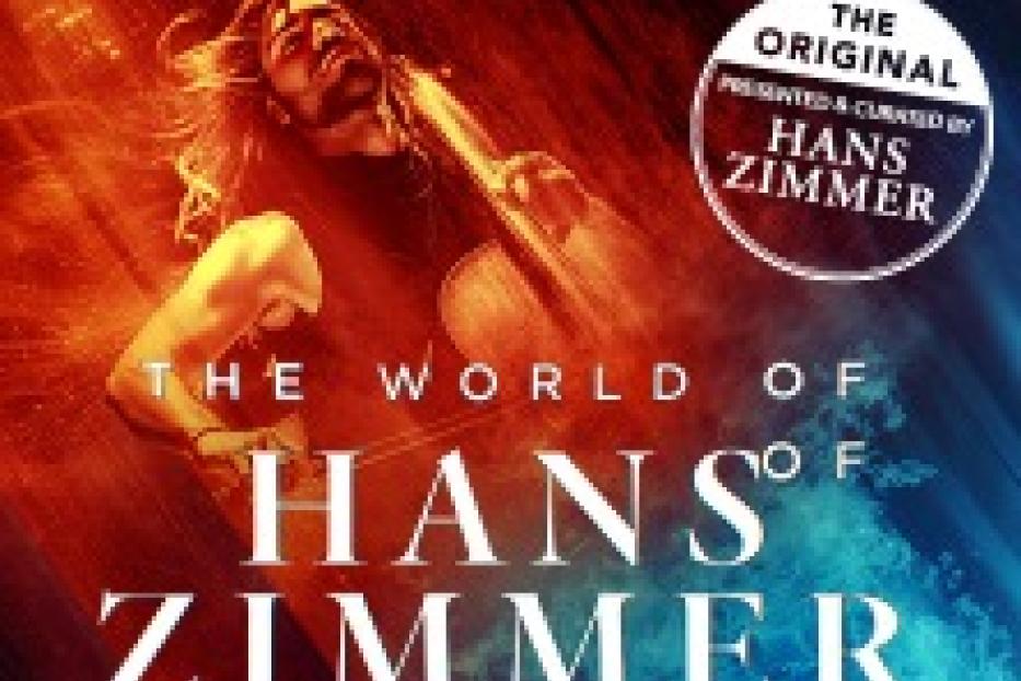 Das Cover für „The World of Hans Zimmer - The Immersive Symphony“ zeigt Hans Zimmer mit Gitarre.