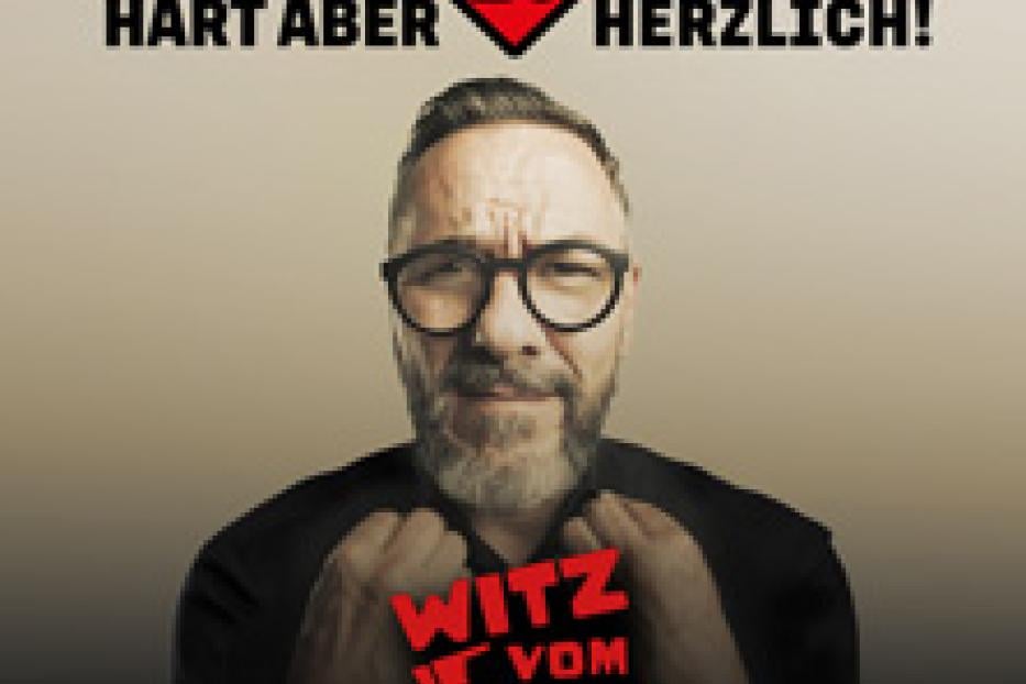 Olli Schulz präsentiert „Witz vom Olli“ mit dem FSK 18-Logo im Hintergrund.