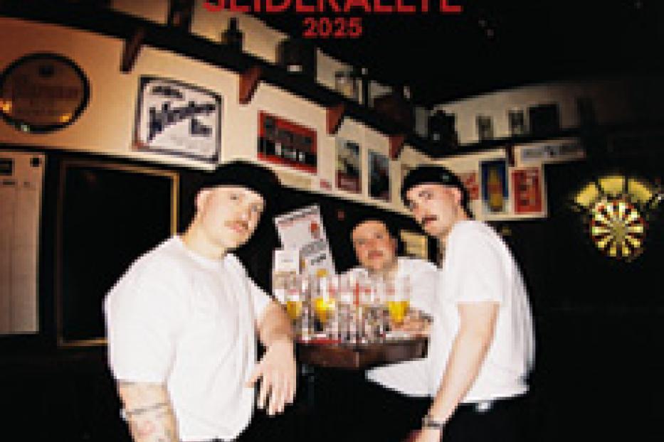 Drei Männer posieren vor einem Tisch voller Biergläser für die „Glueboys Seidlrallye 2025“-Tour.