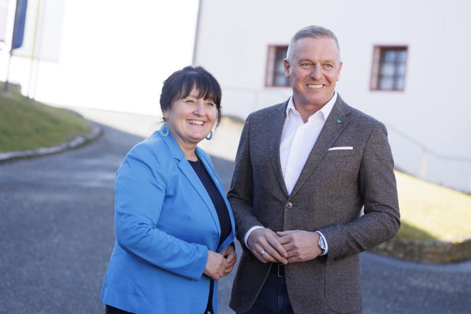 Manuela Khom und Mario Kunasak nebebeinander im Freien
