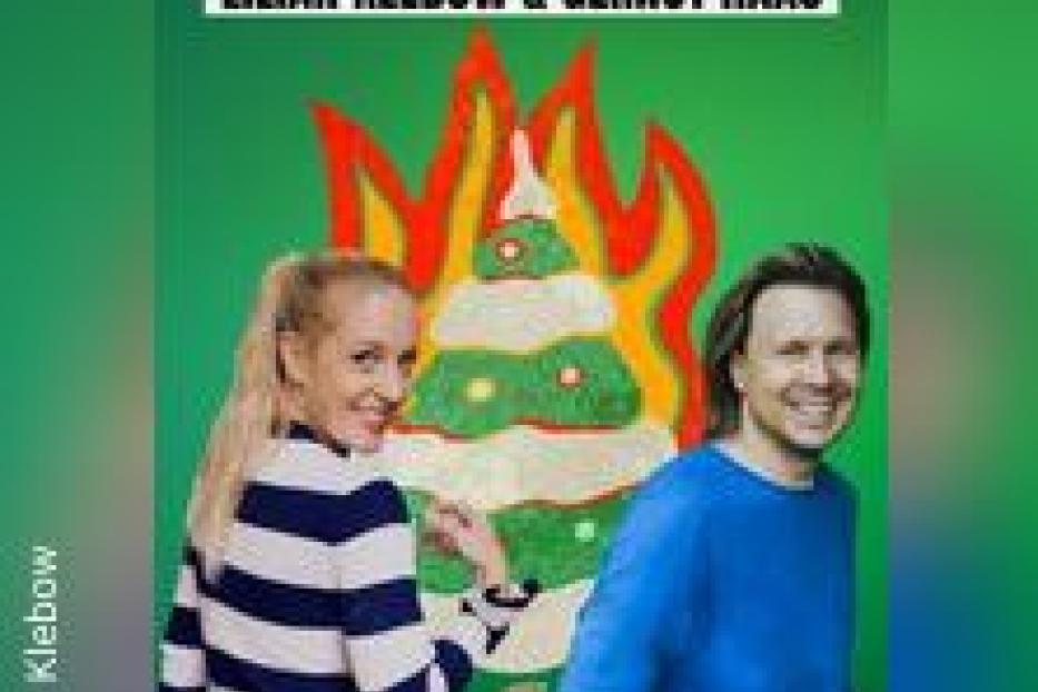 Das Cover des Buches „O Pannenbaum!“ mit Lilian Klebow und Gernot Haas vor einem brennenden Weihnachtsbaum.