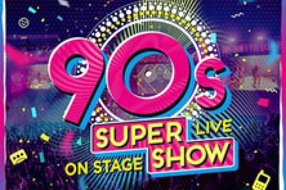 Ein Werbeplakat für eine „90s Super Live On Stage Show“ vor einem Publikum.