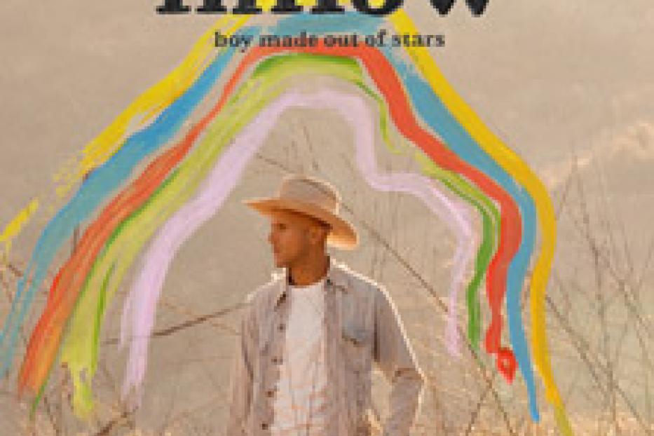 Das Albumcover von Milows „Boy Made Out of Stars“ zeigt den Sänger in einem Feld mit einem Regenbogen darüber.