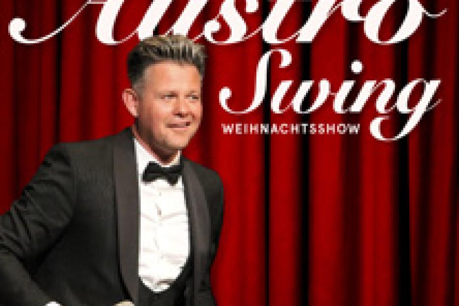 Gernot Pachernigg präsentiert seine „Austro Swing Weihnachtsshow“ vor einem roten Vorhang.