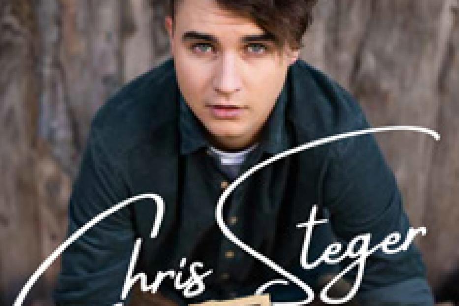 Ein Porträt des Sängers Chris Steger vor einem Holzhintergrund.