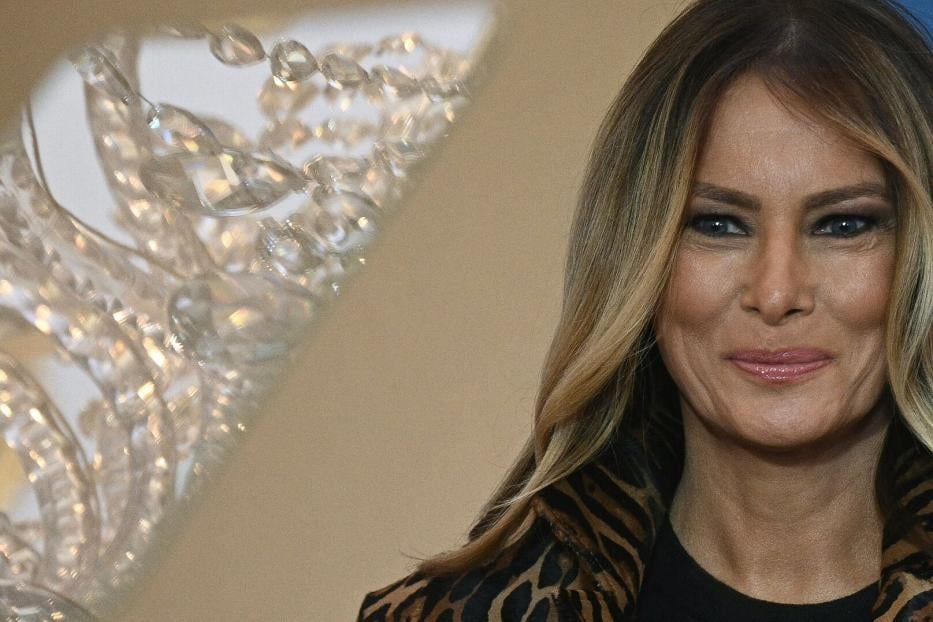 Melania Trump trägt eine Jacke mit Zebramuster.