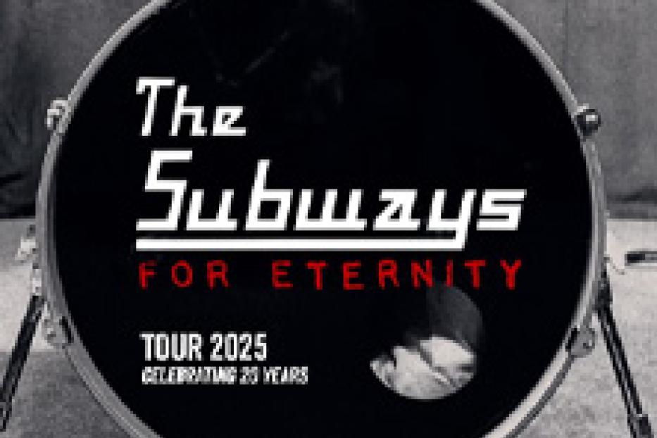 Das Schlagzeugfell der Band The Subways wirbt für ihre „For Eternity“-Tour 2025.