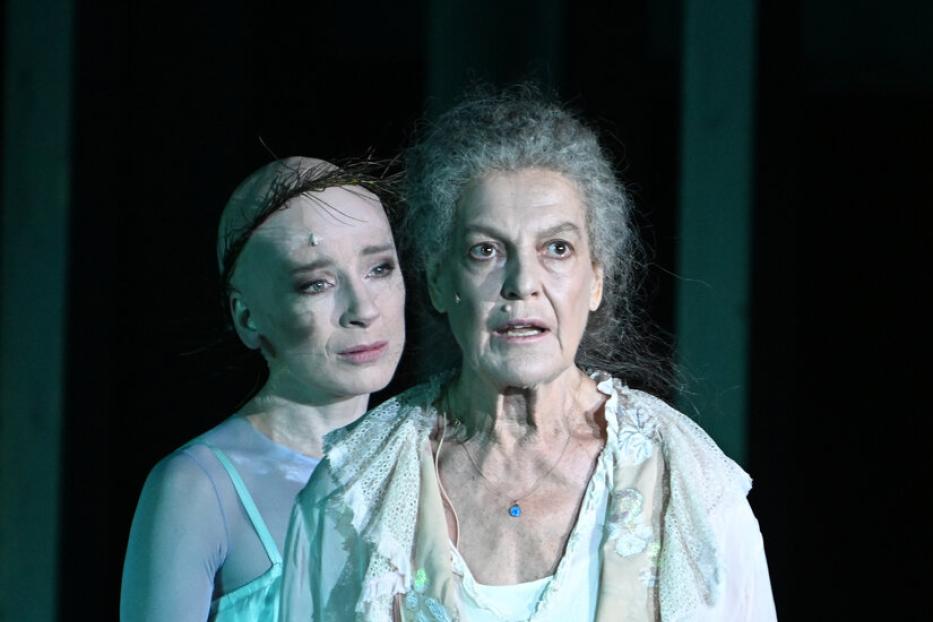 „Jedermann“-Festspielerfahrung hat Morgeneyer (l.) bereits: Sie spielte 2021 und 2022 den Glauben - im Foto neben Angela Winkler