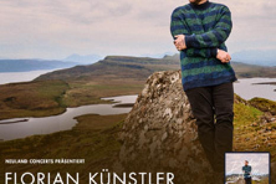 Florian Künstler vor einer Landschaft auf dem Cover seiner „Du bist nicht allein Tour 2025“.