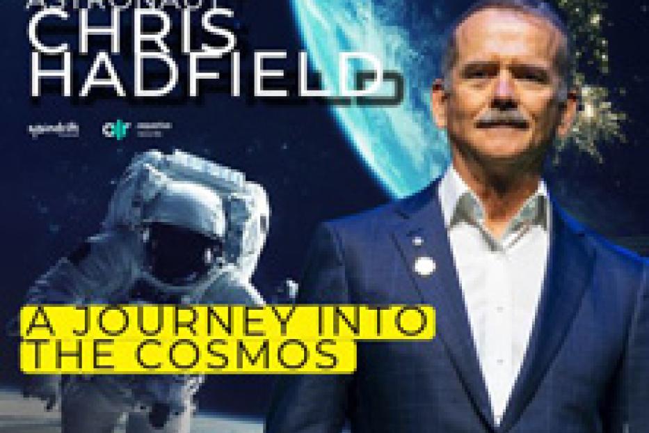Ein Astronaut (vermutlich Chris Hadfield) vor einer Erde- und Weltraumkulisse.