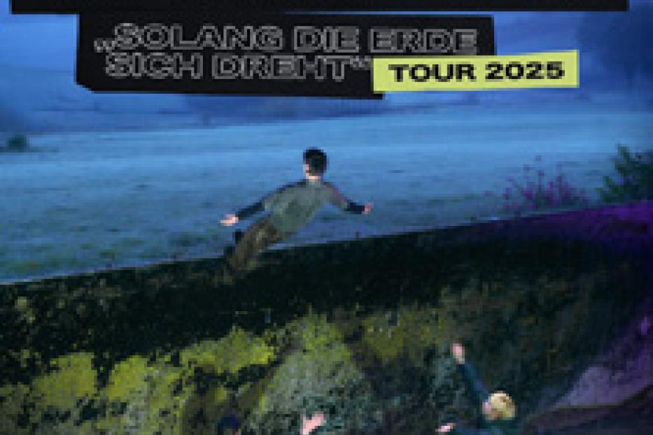 Das Cover der „Solang die Erde sich dreht“ Tour 2025 von Van Holzen zeigt die Band in einer Landschaft.