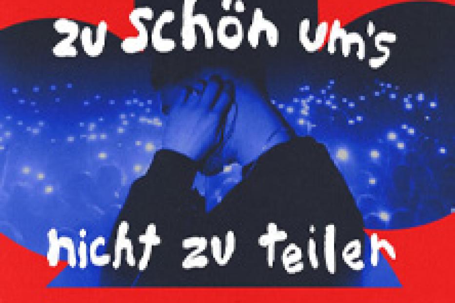 Ein Mann mit gesenktem Kopf vor einem Publikum, mit dem Text „Katlix 2026 zu schön um's nicht zu teilen“.