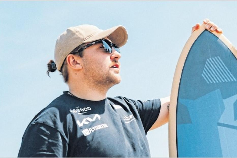 Valentin Bontus mit Surfboard