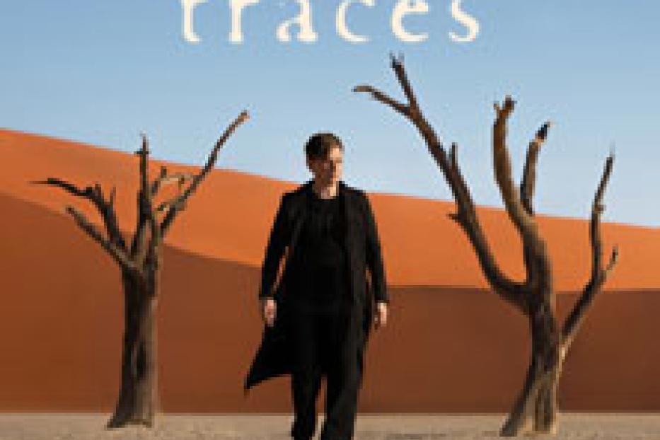 Michael Patrick Kelly vor einer Wüstenlandschaft für seine „Traces“-Tour 2026.
