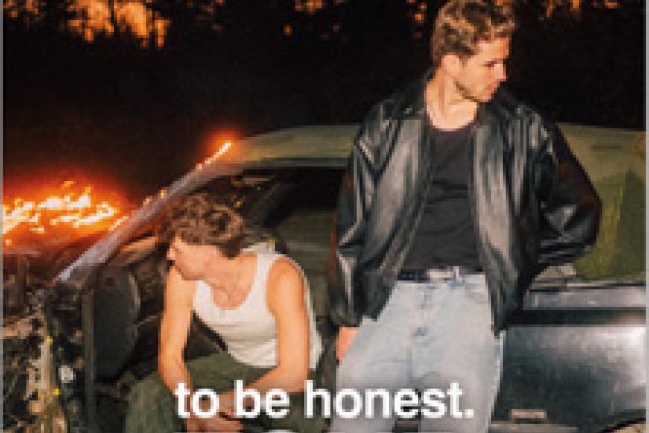 Das Cover der „To Be Honest“-Tour von O’Bros zeigt zwei Männer vor einem Autowrack.