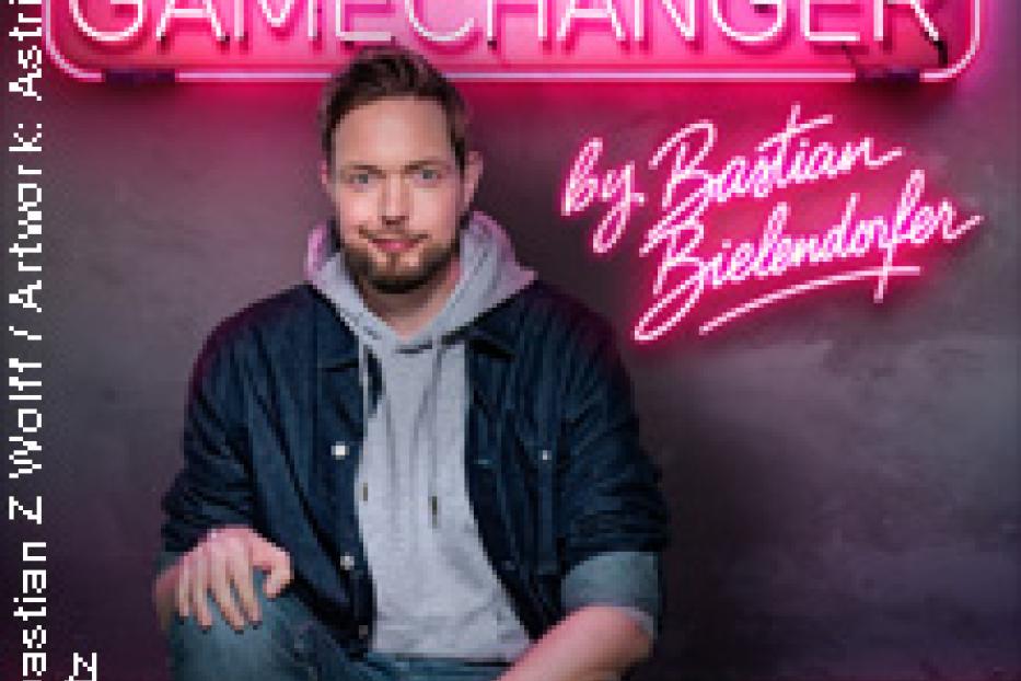 Das Cover der Show „Gamechanger“ von Bastian Bielendorfer zeigt den Comedian vor einem pinken Neonschild.