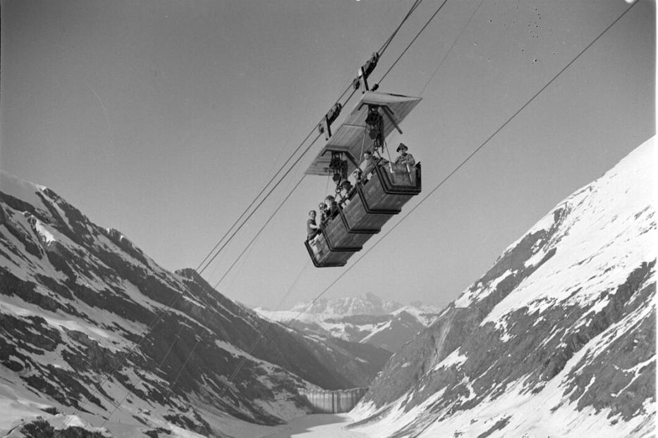 Materialseilbahn voller Arbeiter beim Kraftwerksbau Kaprun