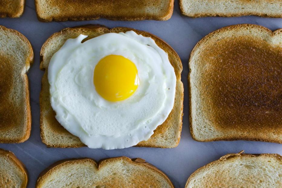 Mehrere Scheiben Toastbroat mit einem Spiegelei