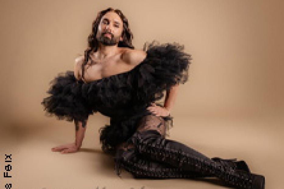 Conchita Wurst posiert für das Cover der Weihnachtsshow „Sings the Classics“.