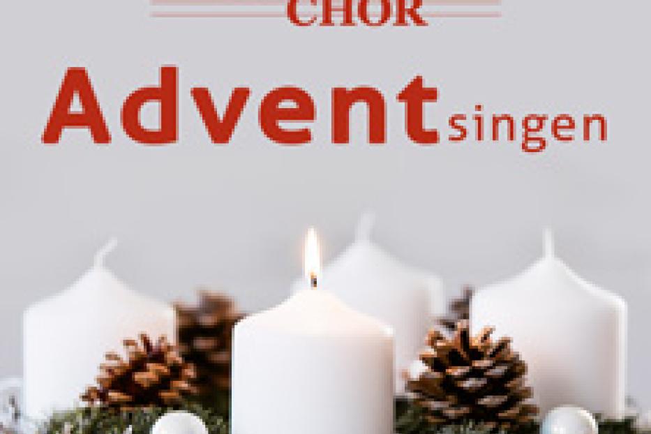Ein Adventskranz mit einer brennenden Kerze und der Aufschrift „Adventsingen“.