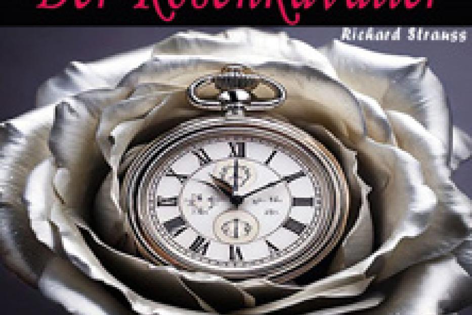 Ein silbernes Taschenuhr liegt auf einer silbernen Rose, Werbung für die Oper „Der Rosenkavalier“.
