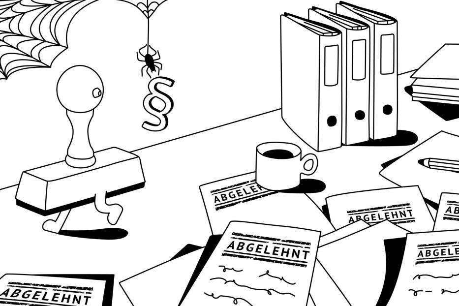 Ein Schreibtisch mit Aktenordnern, einem Stempel, einer Kaffeetasse und abgelehnten Dokumenten, über dem ein Paragraphenzeichen an einem Spinnenfaden hängt.