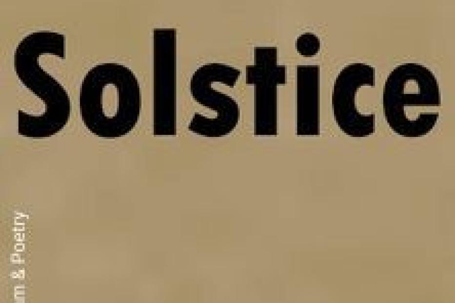 Das Wort „Solstice“ in großen, schwarzen Buchstaben auf beigem Hintergrund.