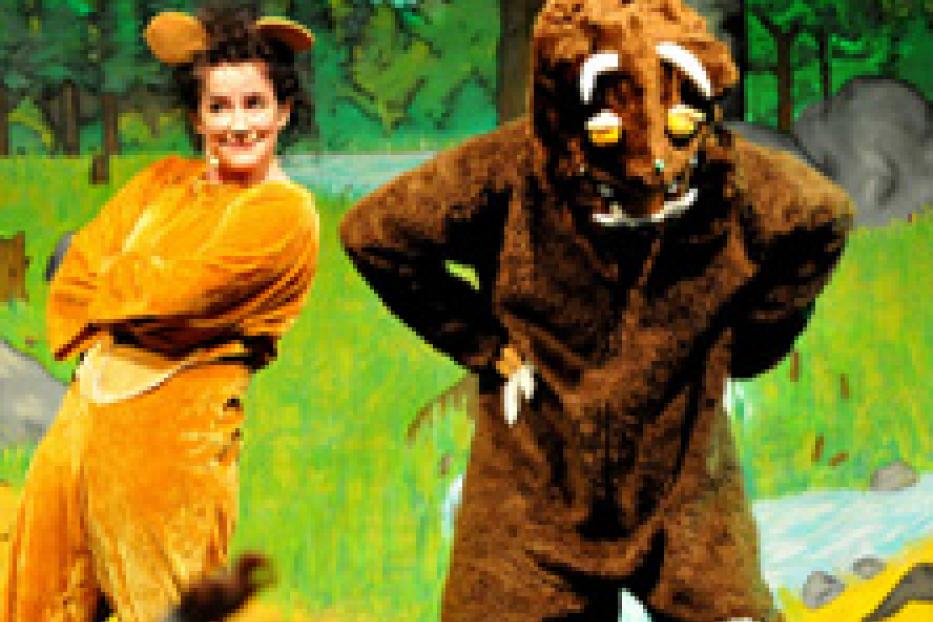 Eine Szene aus einer Bühnenaufführung mit einer Maus und dem Grüffelo.