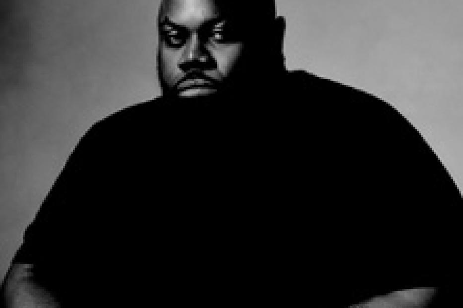 Ein Porträt des Rappers Big Narstie vor einem neutralen Hintergrund.