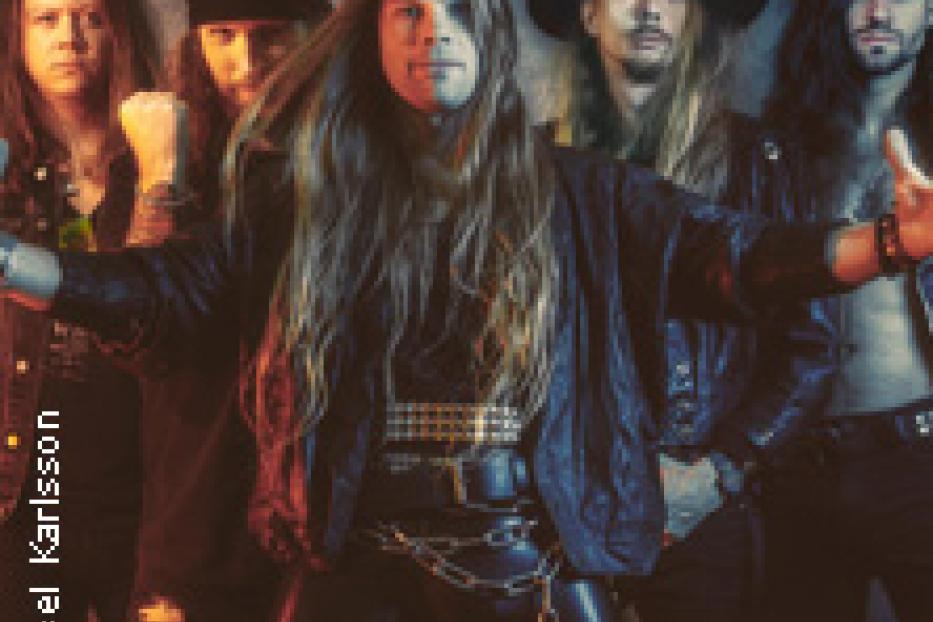 Eine Heavy-Metal-Band posiert in Lederkleidung für ein Gruppenfoto.
