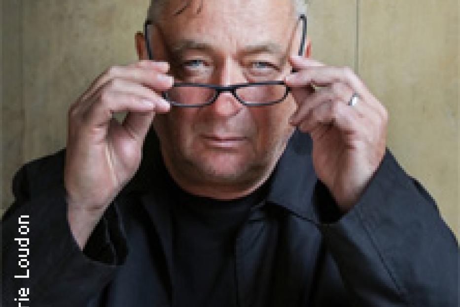 Ein Mann mit Brille blickt in die Kamera.