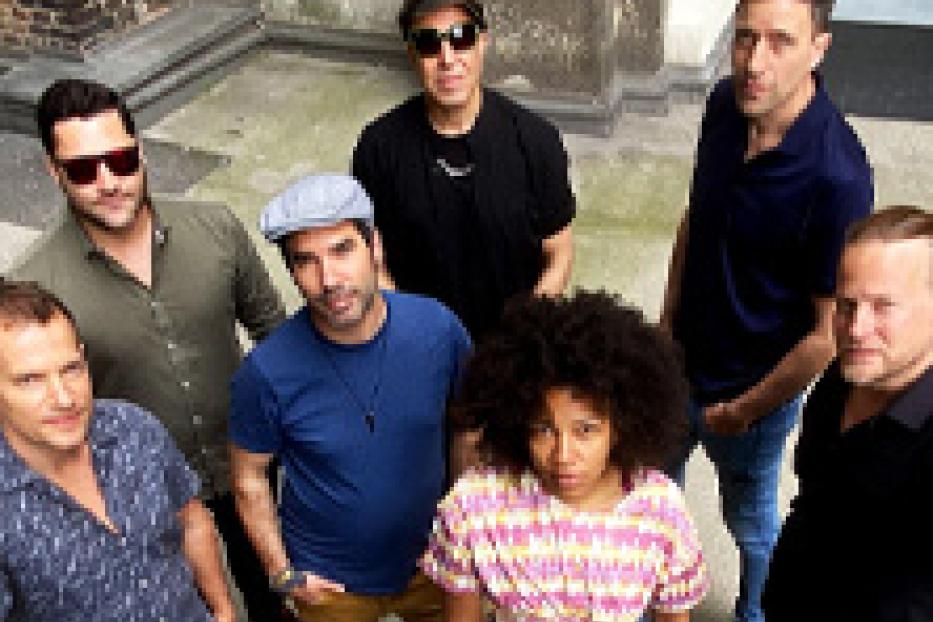 Die Band Mando Diao posiert für ein Gruppenfoto.