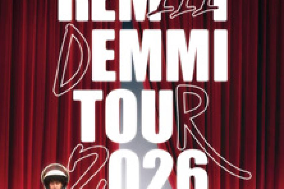 Ein Werbeplakat für die „Remmi Demmi Tour 2026“ mit einer Person im Astronautenkostüm vor einem roten Vorhang.