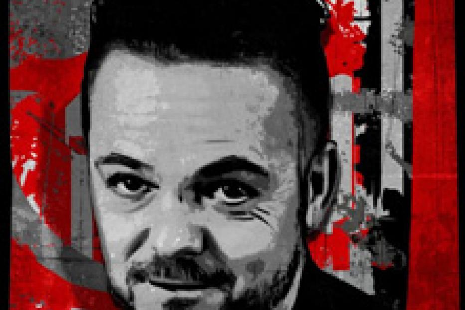 Ein Porträt von Danny MacAskill vor einem rot-weiß gestreiften Hintergrund.