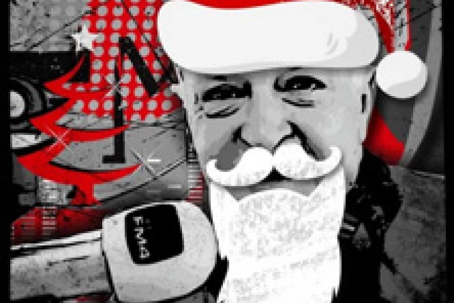 Ein Mann mit Weihnachtsmütze und Bart hält eine Pistole vor einem weihnachtlichen Hintergrund.