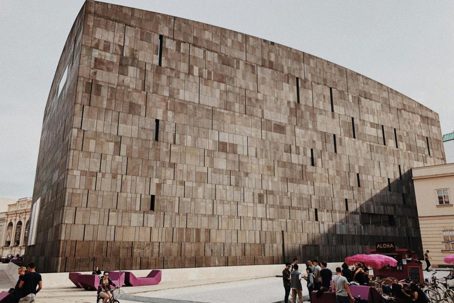 Auf dem Bild ist das Museum als Teil des Museumsquartiers in Wien abgebildet.