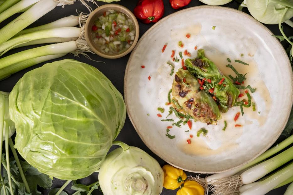 Vietnamesische Krautrouladen mit Jungzwiebel-Dip