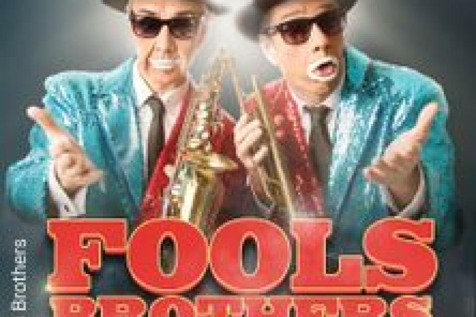 Ein Werbeplakat für die „Fools Brothers Comedy Magic Show“ mit zwei Männern in glitzernden Anzügen.